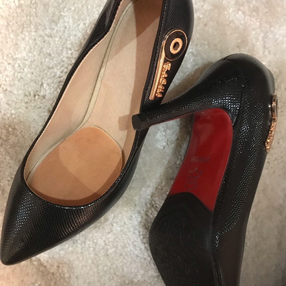 👠so fashion Pointy Toe Pump red sole !👠